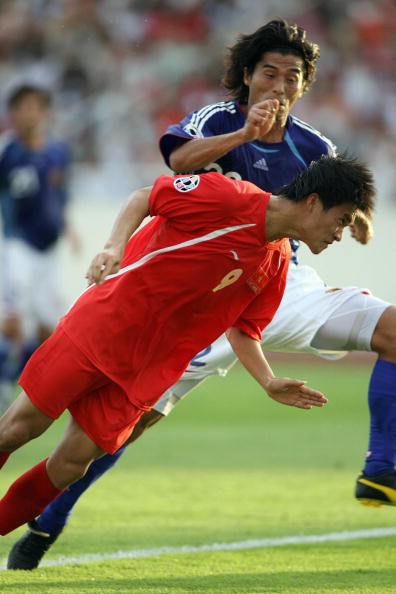 Công Vinh tranh bóng với hậu vệ Nhật Bản Yuji Nakazawa trong trận thua 1-4 của Việt Nam. Dù thua nhưng đội tuyển Việt Nam vẫn giành ngôi nhì bảng bởi trước đó đã thắng UAE 2-0 (Công Vinh và Quang Thanh ghi bàn) và hòa Qatar 1-1 (Phan Thanh Bình ghi bàn).